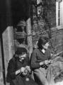 Donne che lavorano a maglia davanti casa in località Canza