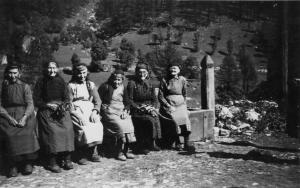 Donne di Canza sedute alla fontana