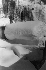 I tetti delle case di Canza sotto il peso della neve