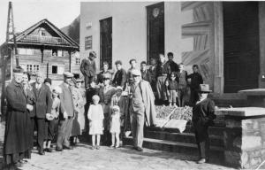 Foto di gruppo davanti al municipio di Ponte